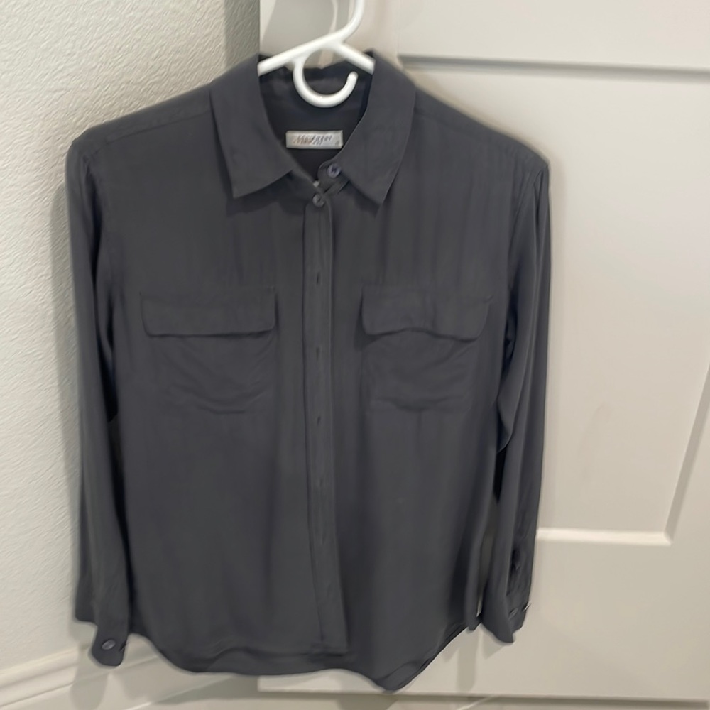 Equipment 2 pocket silk classic Signature blouse in XS